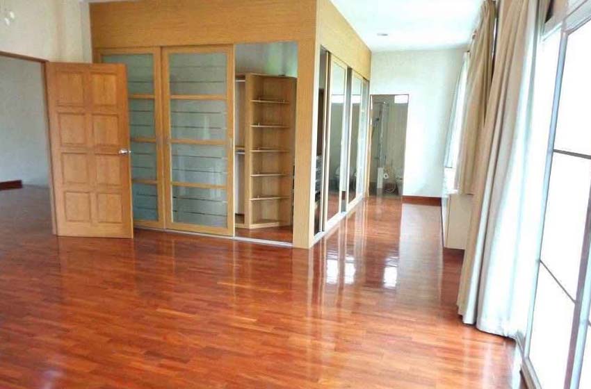 House with Shared Pool in Srinakarin 